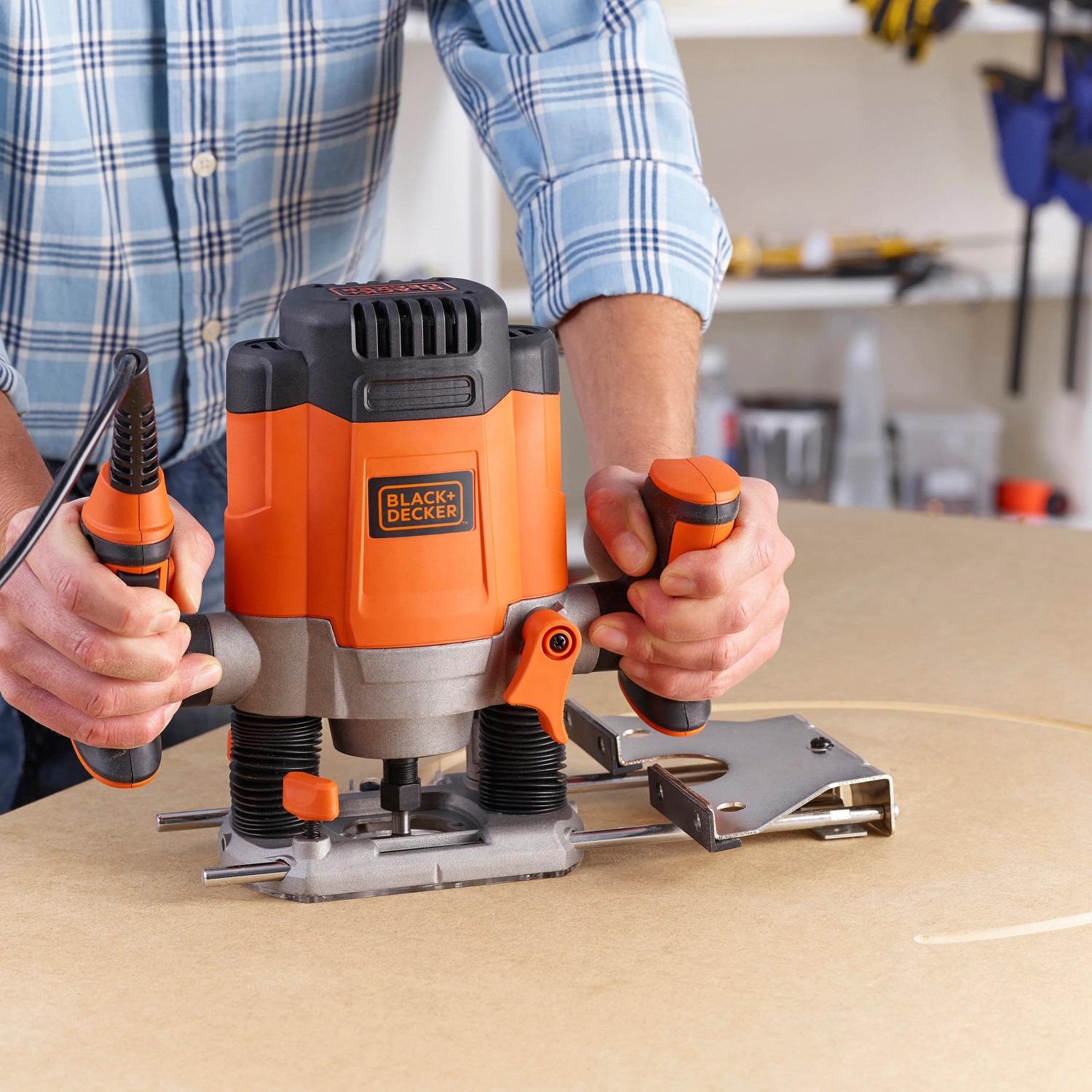 Black+Decker Oberfräse KW1200E in Aktion beim Fräsen von Holz.