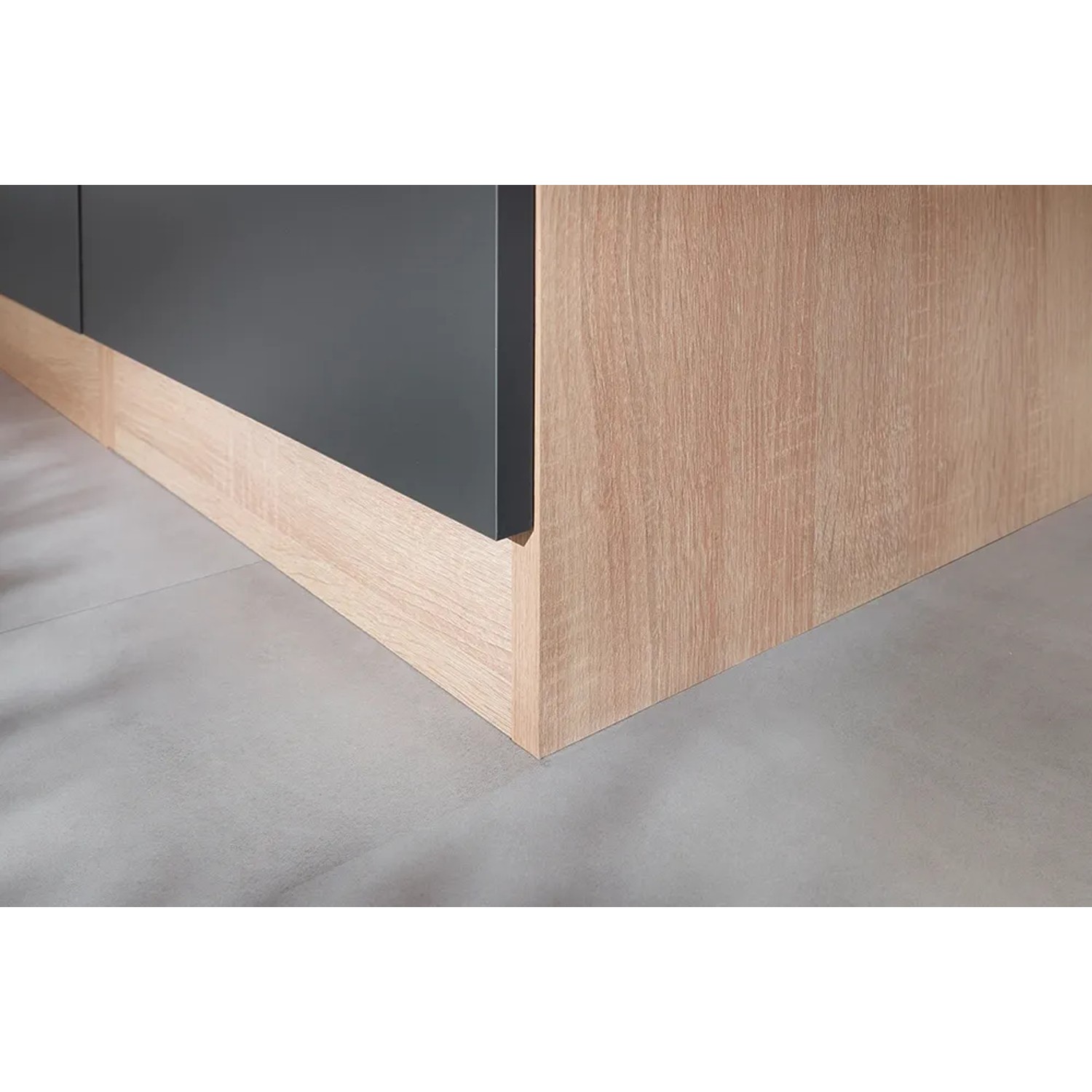 Detailaufnahme: Respekta Küchenblock Merle 250 cm, Eiche Grau, Unterschrank und Sockel.