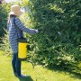 Gelbes Mesto Flori 3232R Drucksprühgerät mit 5 l im Einsatz zur Pflanzenpflege.