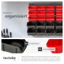 Wandregal-Set mit roten und schwarzen Stapelboxen zur Werkzeugaufbewahrung.