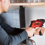 Einhell Schlagbohrmaschine TC-ID 550 E in Nutzung, rot/schwarz, beim Bohren in eine Wand.