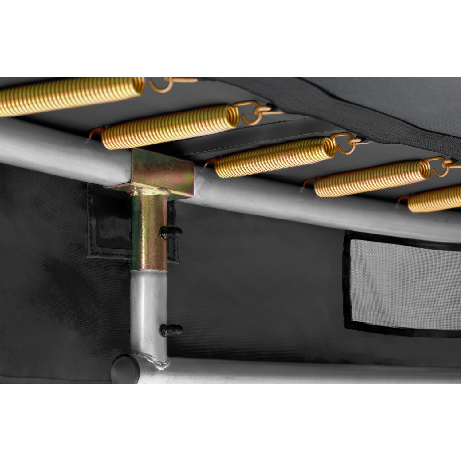 Detailaufnahme des schwarzen Salta Premium Ground Trampolins (ø 366 cm) mit Federn und Rahmen.