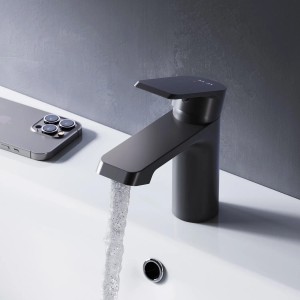 Schwarze AM.PM Waschtischarmatur Flash aus Messing mit laufendem Wasser auf weißem Waschbecken.