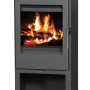 Victoria Kaminofen Parma, 5 kW, mit Holzfach und großem Sichtfenster mit brennendem Holz.