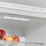 Innenansicht Wolkenstein Kühl-Gefrierkombination mit LED-Beleuchtung und Bedienfeld.