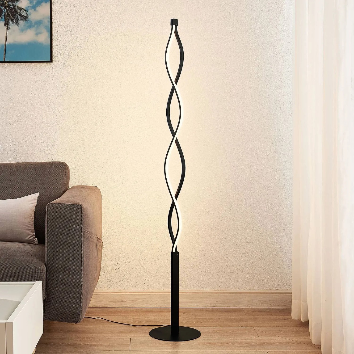Moderne, dimmbare LED Stehlampe Welina in Schwarz, 150cm hoch, für Wohnzimmer.