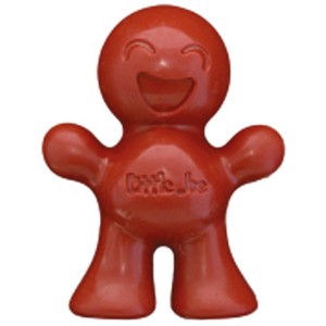 Roter Lufterfrischer Little Joe Cherry für die Autopflege mit lächelndem Gesicht.
