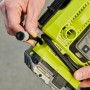 Ryobi Akku-Multi-Kompressor RMI18-0 mit Hand beim Anschließen des Schlauchs.