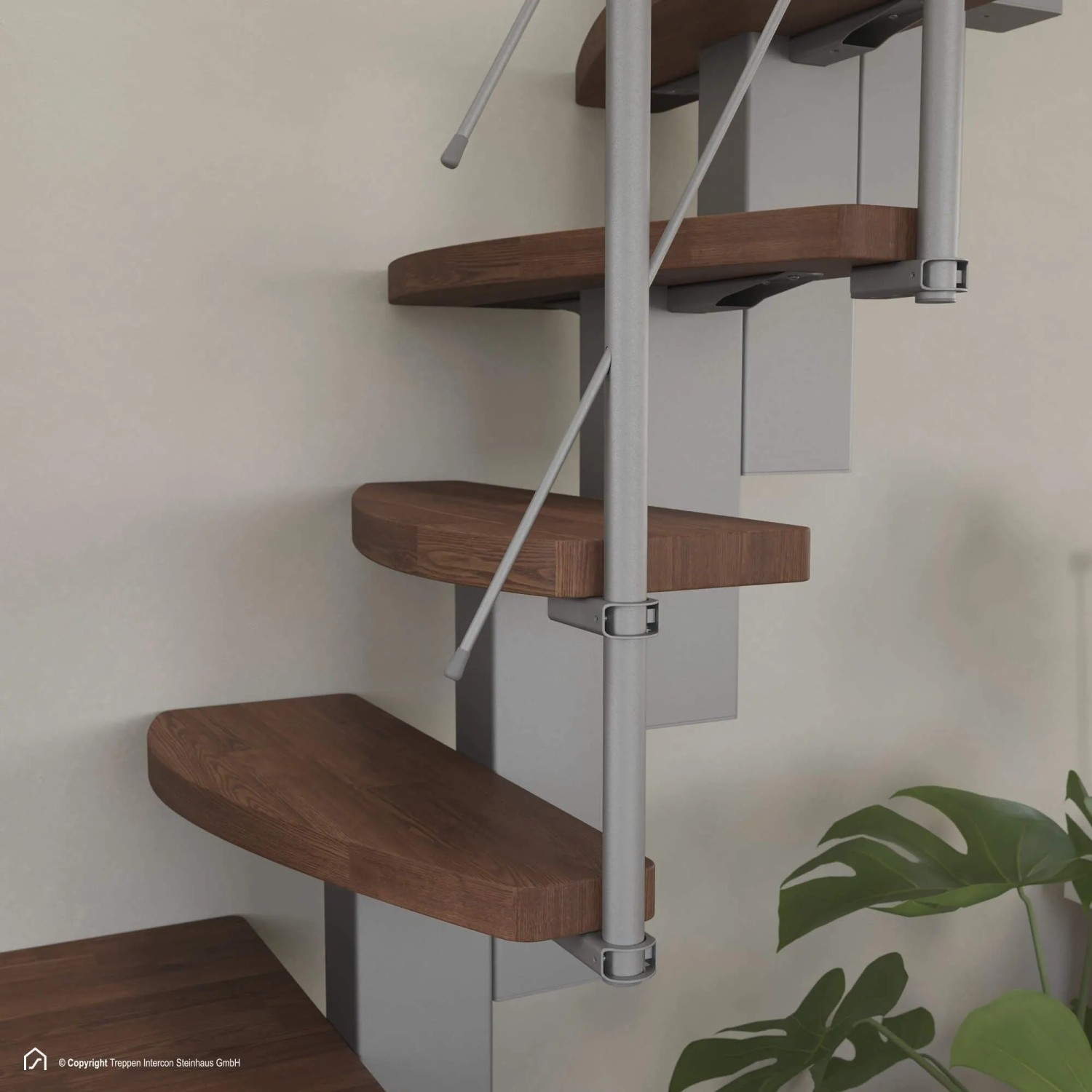 Raumspartreppe Quadro: Dunkle Buche-Walnuss-Stufen, silbernes Metallgeländer. Moderne Mittelholmtreppe für Innenräume.