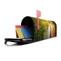 Schwarzer Banjado US Briefkasten mit Herbstwald Motiv, geöffnet mit Briefen.
