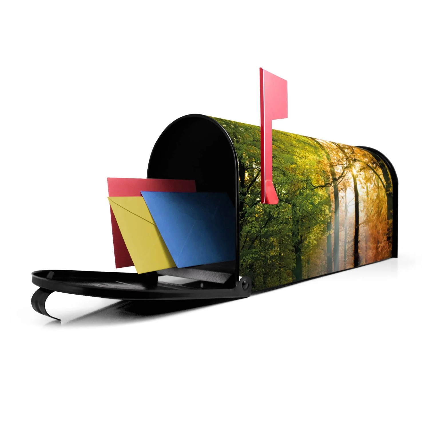 Schwarzer Banjado US Briefkasten mit Herbstwald Motiv, geöffnet mit Briefen.