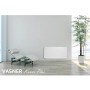 Weiße Vasner Konvi Plus Hybridheizung an Wand, neben Liege und Pflanze.