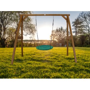 AXI Nestschaukel Summer Braun mit grünem Nest an Holzgestell im Garten.