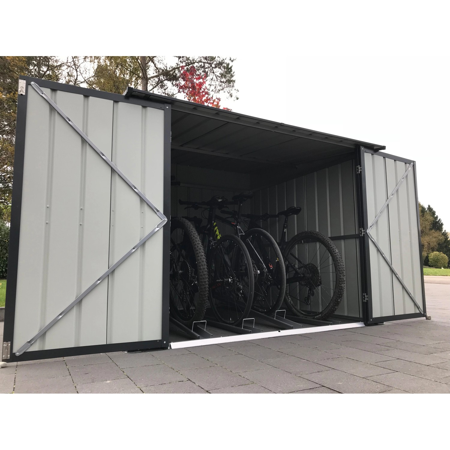 Globel Fahrradbox Family in Anthrazit mit 4 Fahrradhaltern und geöffneten Schiebetüren.