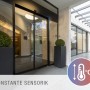 Szene mit einem LED-Sensor-Panel Alegre von Näve an einer Schiebetür.