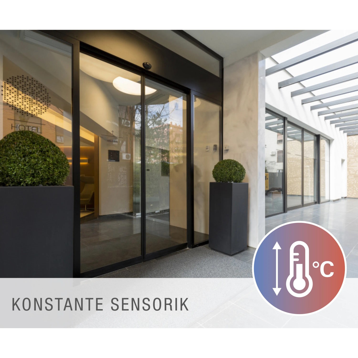 Szene mit einem LED-Sensor-Panel Alegre von Näve an einer Schiebetür.