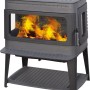 Plamen Gusskaminofen Authentic 50 mit Herdplatte und Flammen im Brennraum.