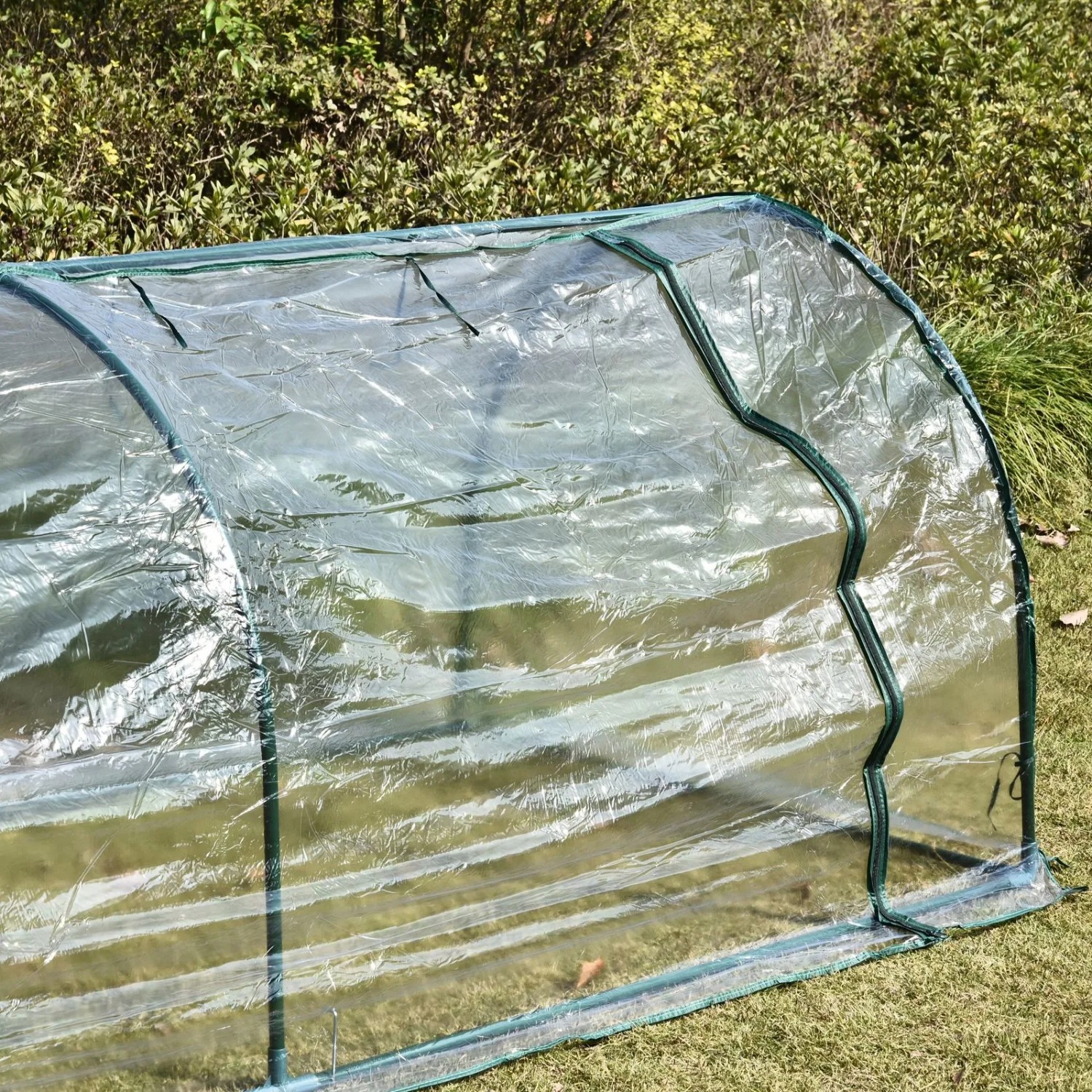 Grünes Furnicato Gewächshaus Treibhaus, 250x100x80 cm, mit Folie und Tür im Garten.