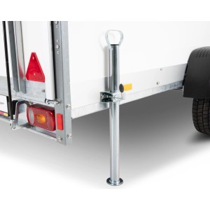 Detailansicht Stema Kofferanhänger P-BOX 13-25-13 mit Abstellstütze und Rampe.