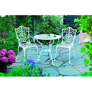 3-teilige, weiße Gartenmöbelgruppe Lugano im Gusseisen-Look für den Balkon.