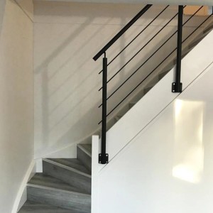 Schwarzes Kordo Geländerset aus Aluminium (2m) mit seitlicher Befestigung an einer Treppe.