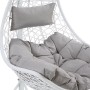 Weißer Polyrattan Hängesessel Orosi mit grauen Kissen. Klassischer Schwebesessel für Garten & Balkon.