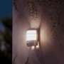 Anthrazitfarbene Philips Calgary LED-Außenwandleuchte mit Bewegungssensor an einer Wand.