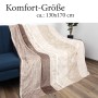 Beige Kuscheldecke (130x170) mit Ornament-Muster auf Sofa. Bestlivings Flanelldecke für gemütliche Stunden.
