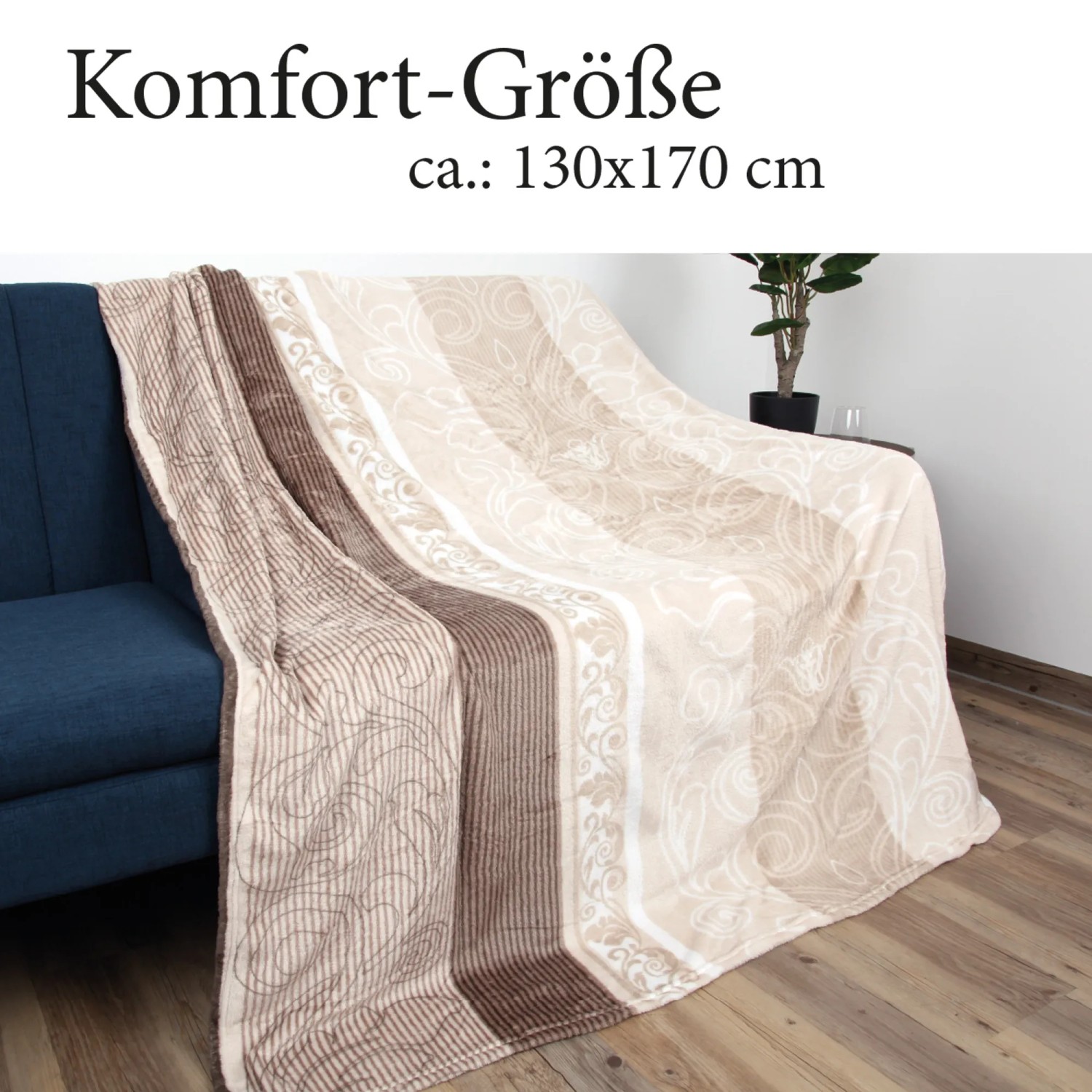 Beige Kuscheldecke (130x170) mit Ornament-Muster auf Sofa. Bestlivings Flanelldecke für gemütliche Stunden.