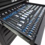 Offene Schublade des DeTec. Chrono Werkstattwagens, gefüllt mit silbernen Werkzeugen wie Bits und Steckschlüsseln in schwarzem Schaumstoff-Einleger mit Carbon-Optik. Ideal für Werkstatt und Hobby.