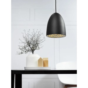 Moderne schwarze Nordlux Nexus 20 Pendelleuchte aus Metall mit goldfarbenem Inneren über einem Tisch.