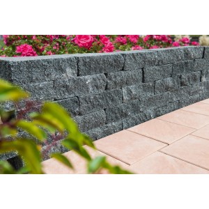 Diephaus Mauerstein Maximo Brista Schwarz, Ansicht einer errichteten Gartenmauer.