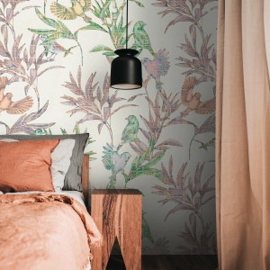 Fototapete mit Vogelmuster in Weiß, Grün und Violett für ein natürliches Ambiente.