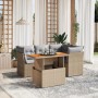 Beige 5-tlg. Garten-Sofagarnitur aus Rattan mit hellgrauen Kissen und höhenverstellbarem Tisch.