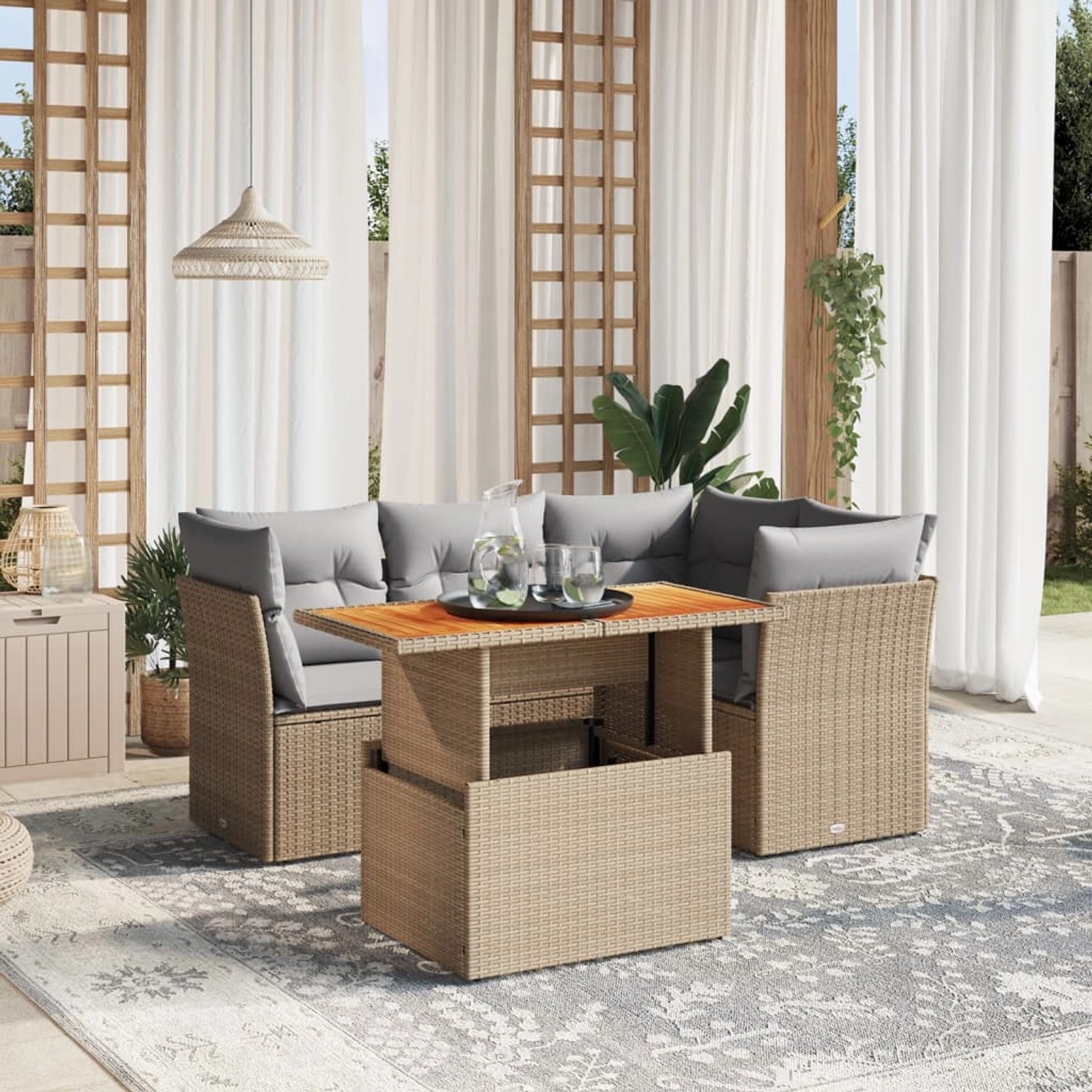 Beige 5-tlg. Garten-Sofagarnitur aus Rattan mit hellgrauen Kissen und höhenverstellbarem Tisch.