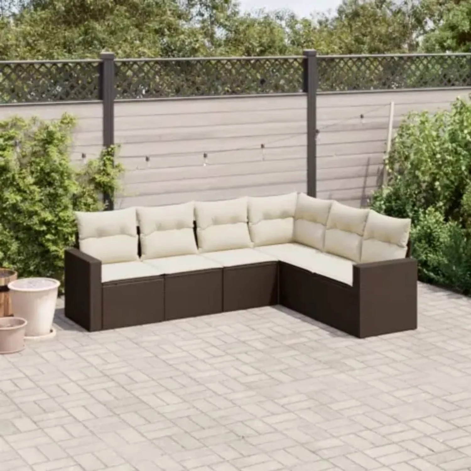 Braune 6-tlg. vidaXL Garten-Sofagarnitur aus Rattan mit cremefarbenen Kissen.