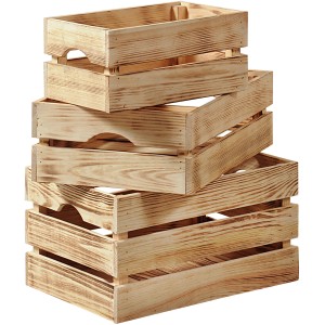 Gestapelte, geflammte Kesper Holzkisten aus Kiefernholz, ideal zur Aufbewahrung.