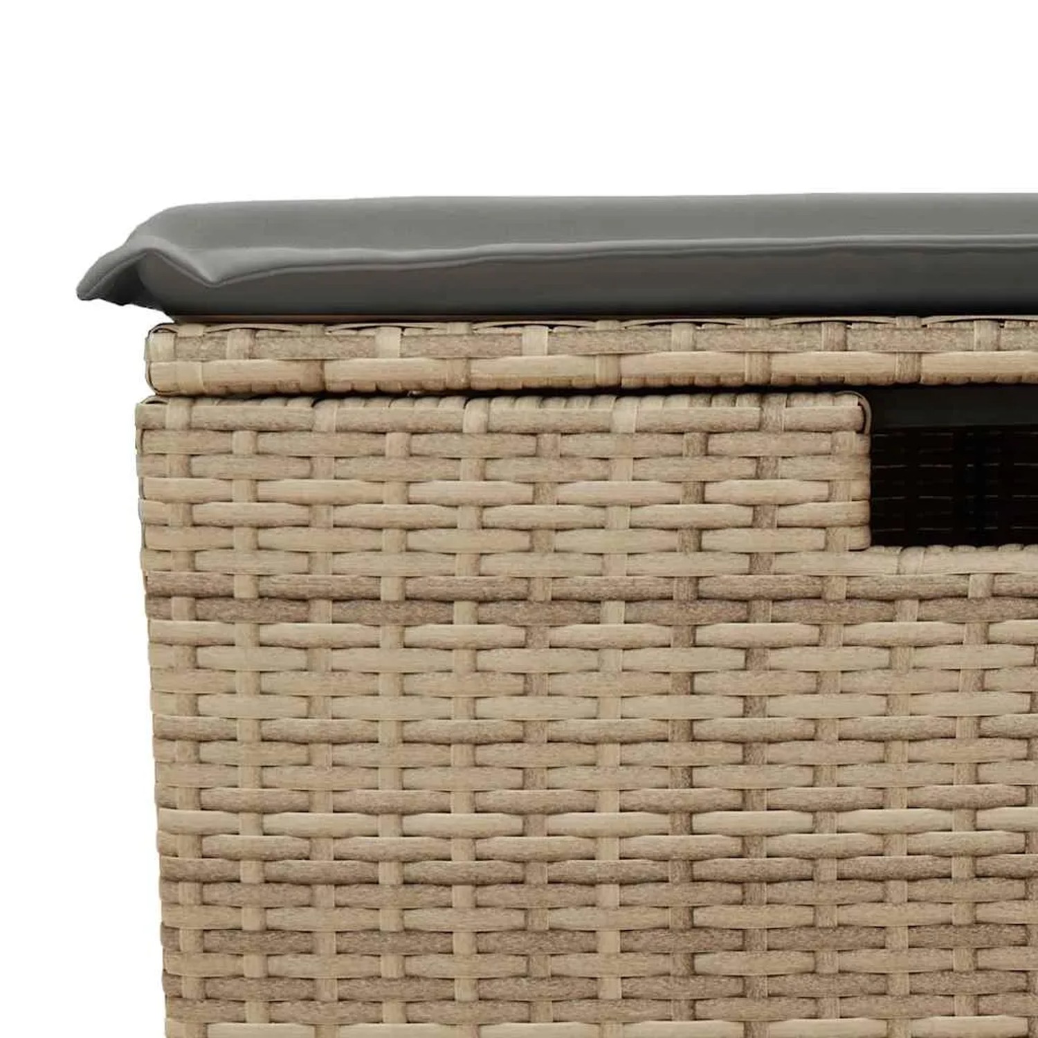 Detailansicht: Beige Poly Rattan Gartenmöbel mit grauem Kissen. Teil einer 4-tlg. Sofagarnitur.