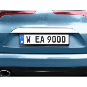 LAS Kennzeichenhalter, schwarz, montiert an einem blauen Auto.