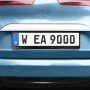 LAS Kennzeichenhalter, schwarz, montiert an einem blauen Auto.