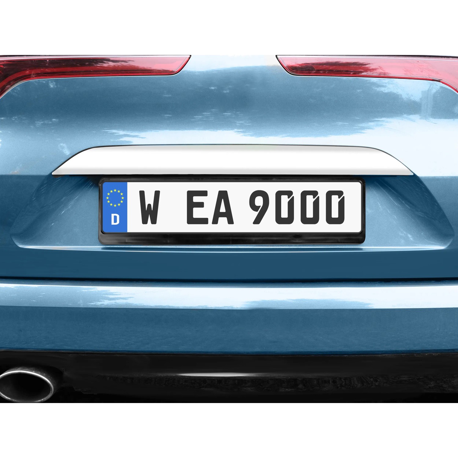 LAS Kennzeichenhalter, schwarz, montiert an einem blauen Auto.