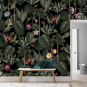 Art for the Home Fototapete Yara mit tropischen Pflanzen auf schwarzem Grund.