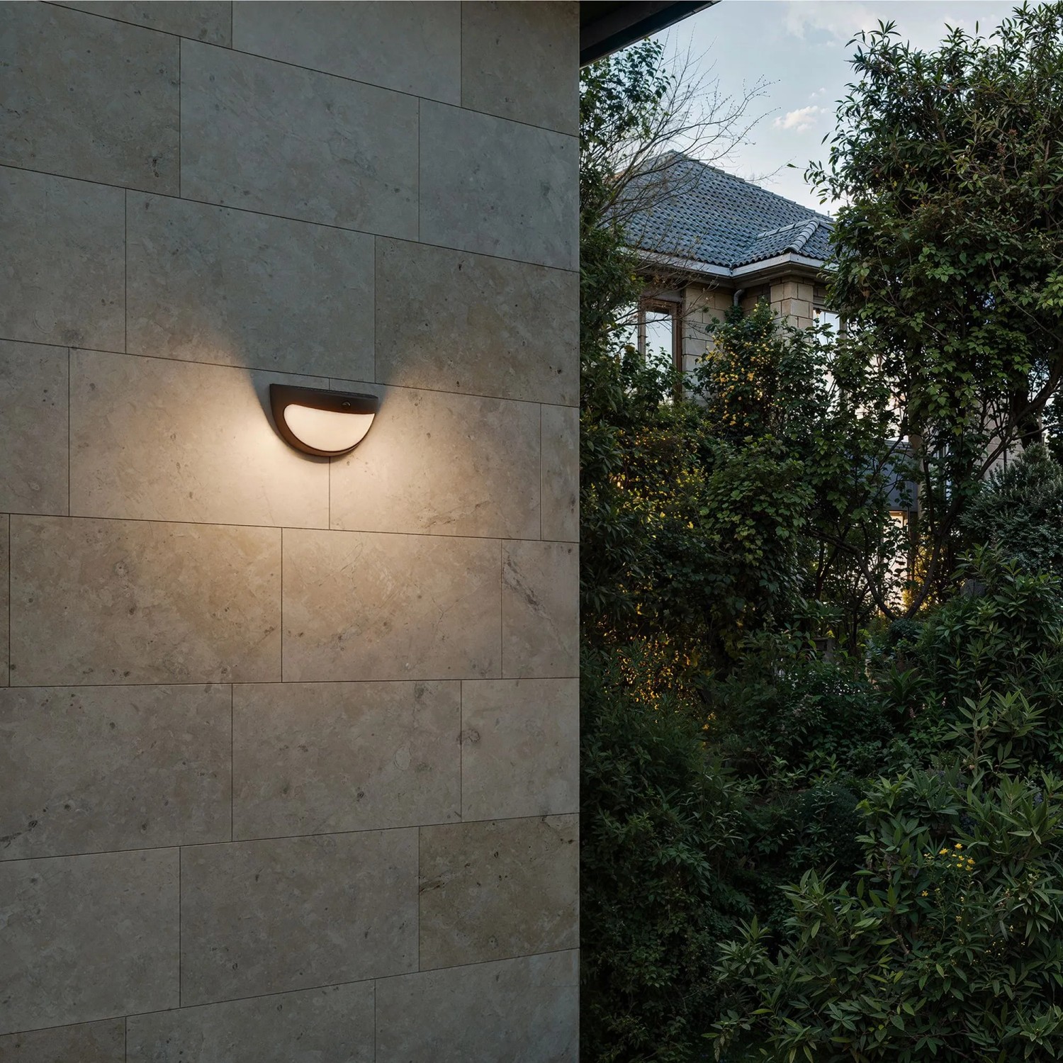Philips Swyn Solar-Wandleuchte, schwarz, warmweißes Licht an Hauswand.