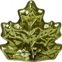 Grünes Glasblatt mit LED-Beleuchtung im Ahornblatt-Design. Dekorative Figur mit strukturierter Oberfläche.