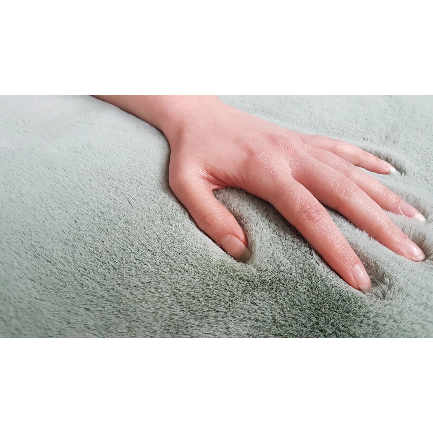 Nahaufnahme: Hand testet flauschigen, mintfarbenen Schöner Wohnen Badteppich Bali (67x110 cm).