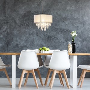 Weiße Näve Pendelleuchte Kristallo mit Kristallbehang über Esstisch.