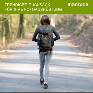 Grüner Mantona Fotorucksack Luis auf dem Rücken einer Person, die auf einem Waldweg wandert. Geräumiger Kamerarucksack für Kamera & Zubehör.