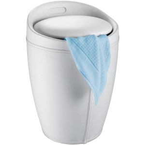 Wenko Badhocker Candy White in Lederoptik mit blauem Handtuch, Sitzgelegenheit und Wäschesammler.