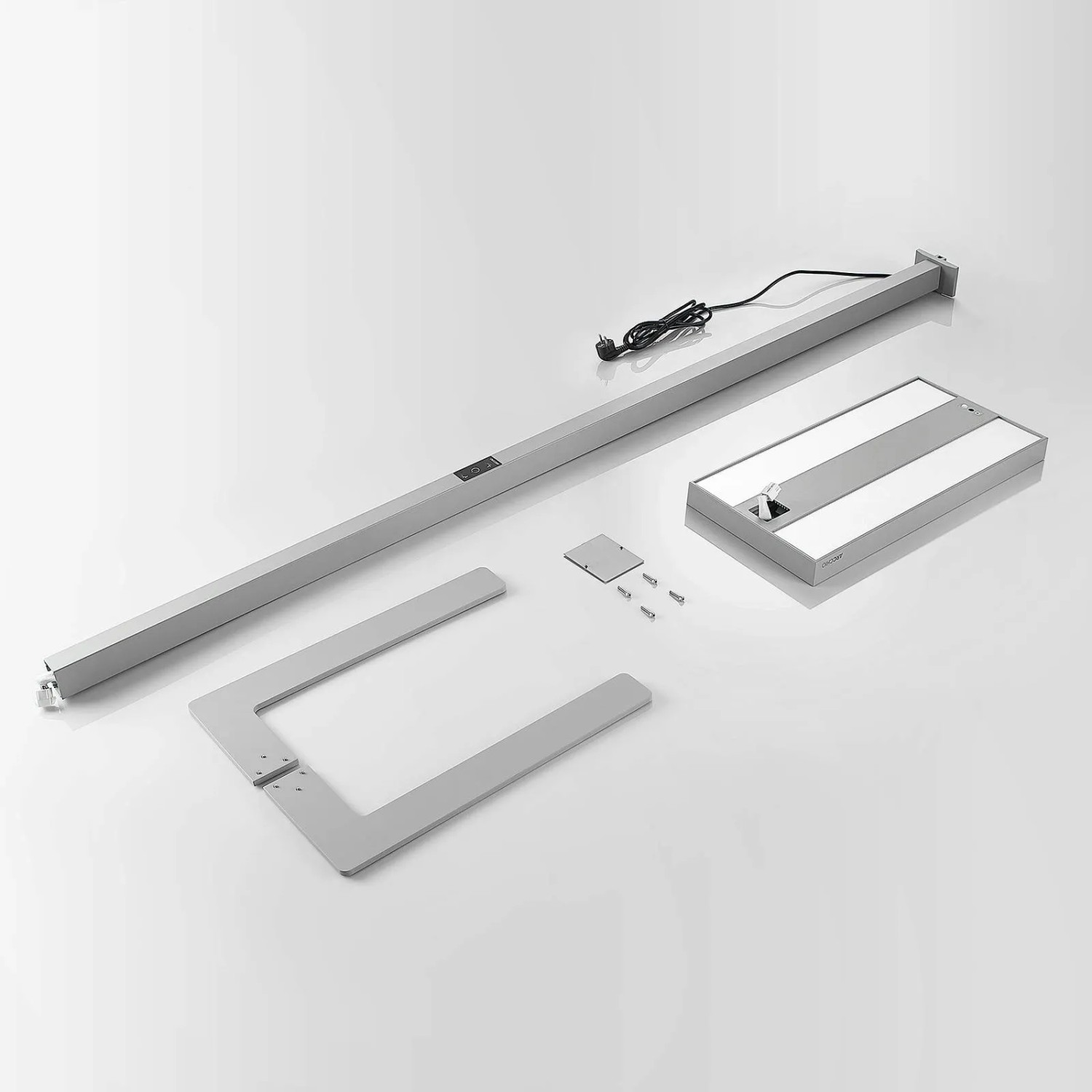 Arcchio LED Bürostehleuchte Logan in Alu, zerlegt. Stehlampe mit Fuß, Stange, Leuchtenkopf und Zubehör.