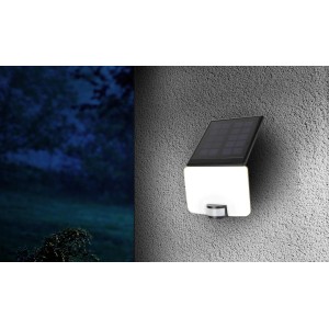 Schwarze MegaLight Solar-LED-Wandleuchte Sunflood mit Bewegungsmelder und 2000 mAh Akku.